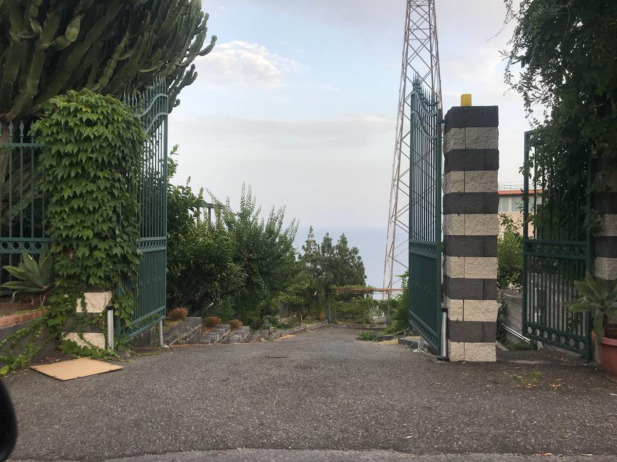 La Nave Sul Mare Di Taormina Letojanni Exterior foto