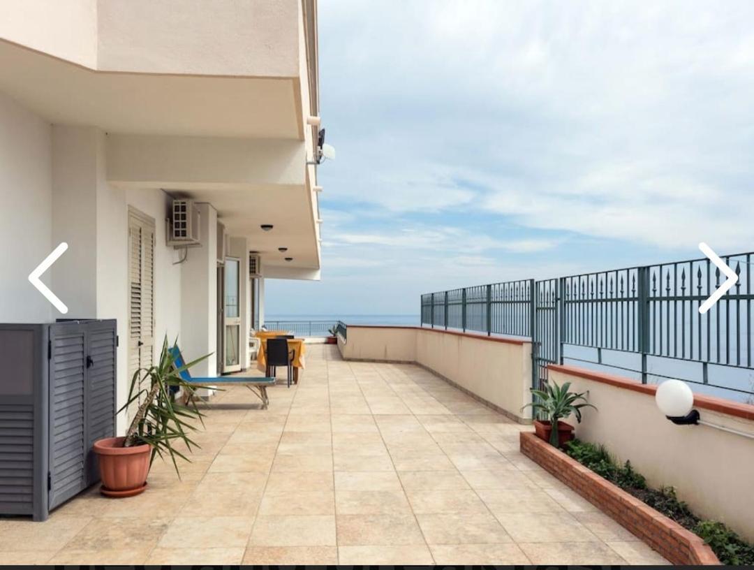 La Nave Sul Mare Di Taormina Letojanni Exterior foto