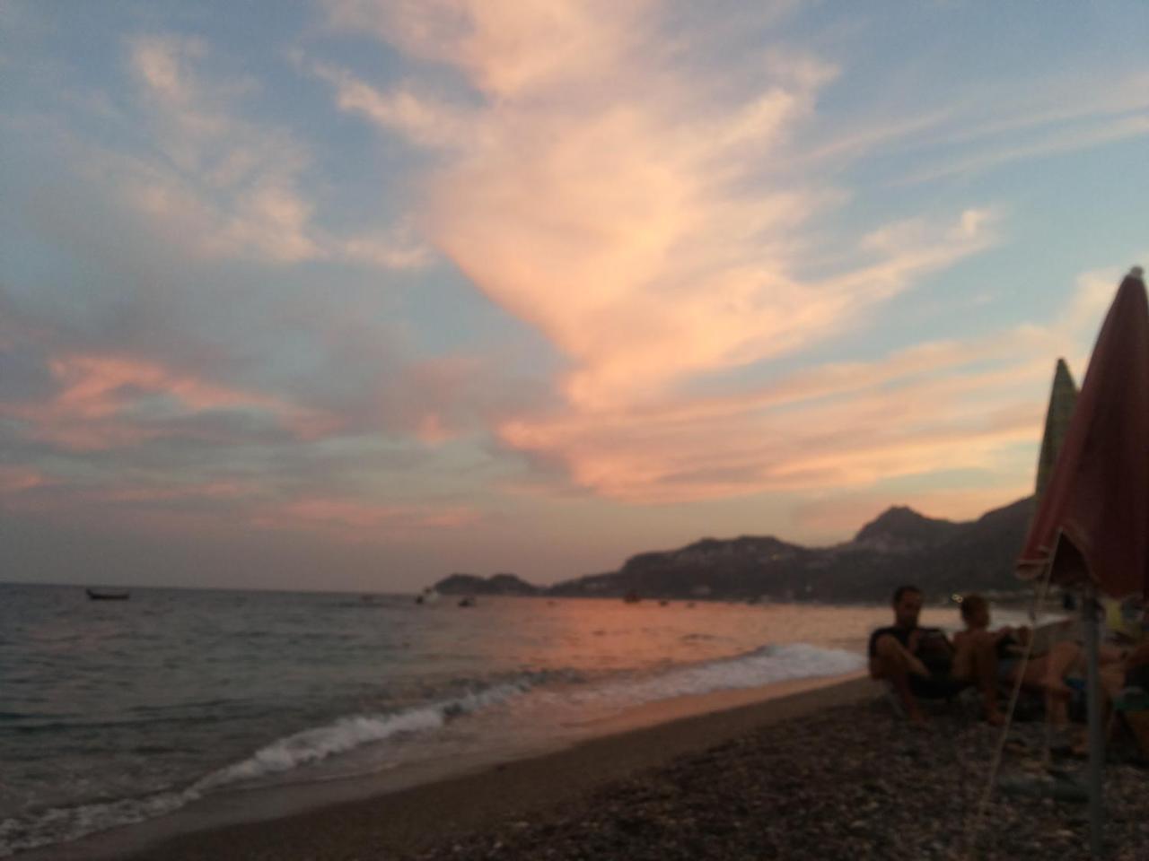 La Nave Sul Mare Di Taormina Letojanni Exterior foto